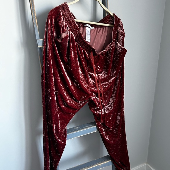 Used crushed velvet jogger. - Picture 1 of 3